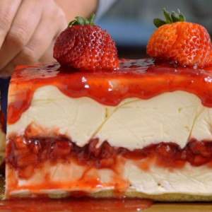 Classic Strawberry Cake Topping